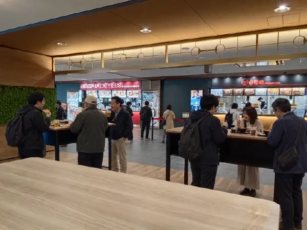 京都競馬場内のフードコート