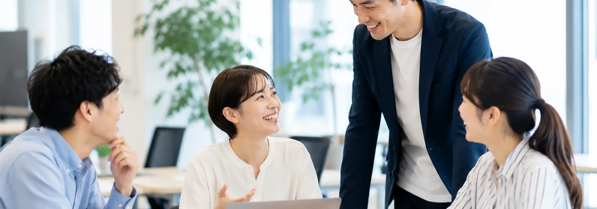 職場で話し合うスタッフ